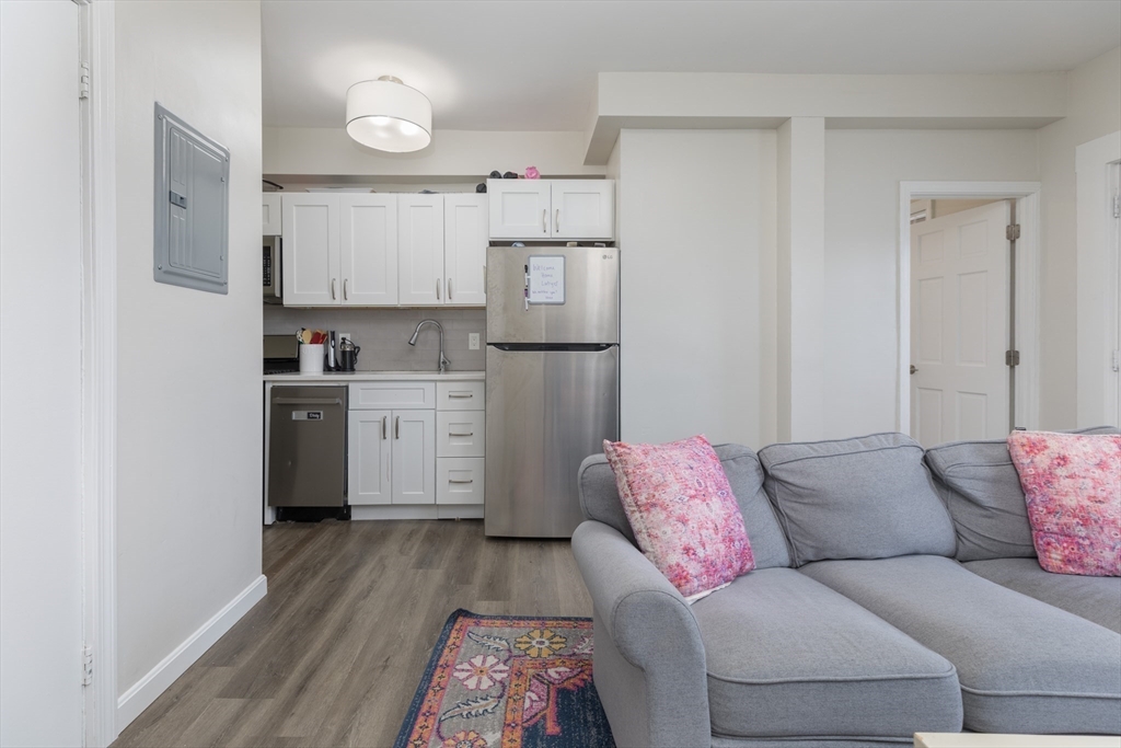3 bed, 1 bath apartment for rent at 100 H St Unit 2, South Boston — photo 2 of 13