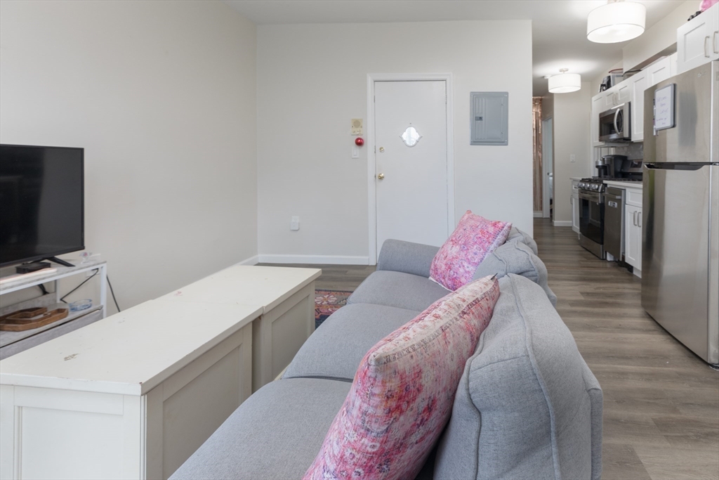 3 bed, 1 bath apartment for rent at 100 H St Unit 2, South Boston — photo 3 of 13