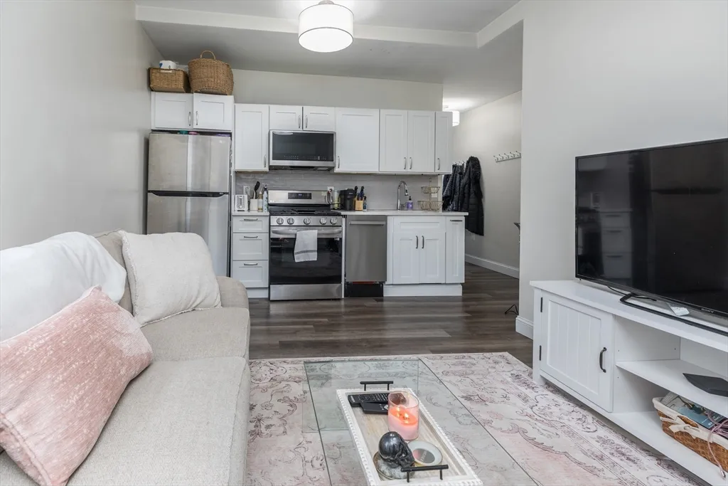 4 bed, 1 bath apartment for rent at 100 H St Unit 3, South Boston — photo 2 of 14