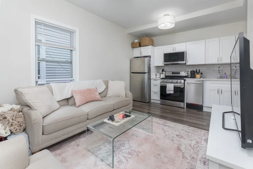 4 bed, 1 bath apartment for rent at 100 H St Unit 3, South Boston