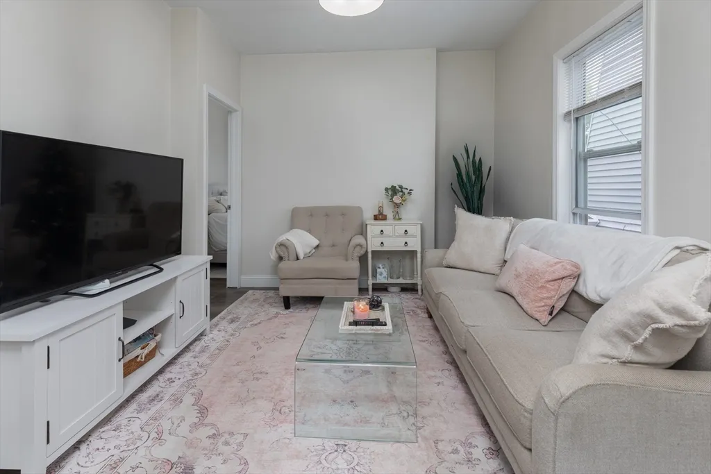 4 bed, 1 bath apartment for rent at 100 H St Unit 3, South Boston — photo 3 of 14