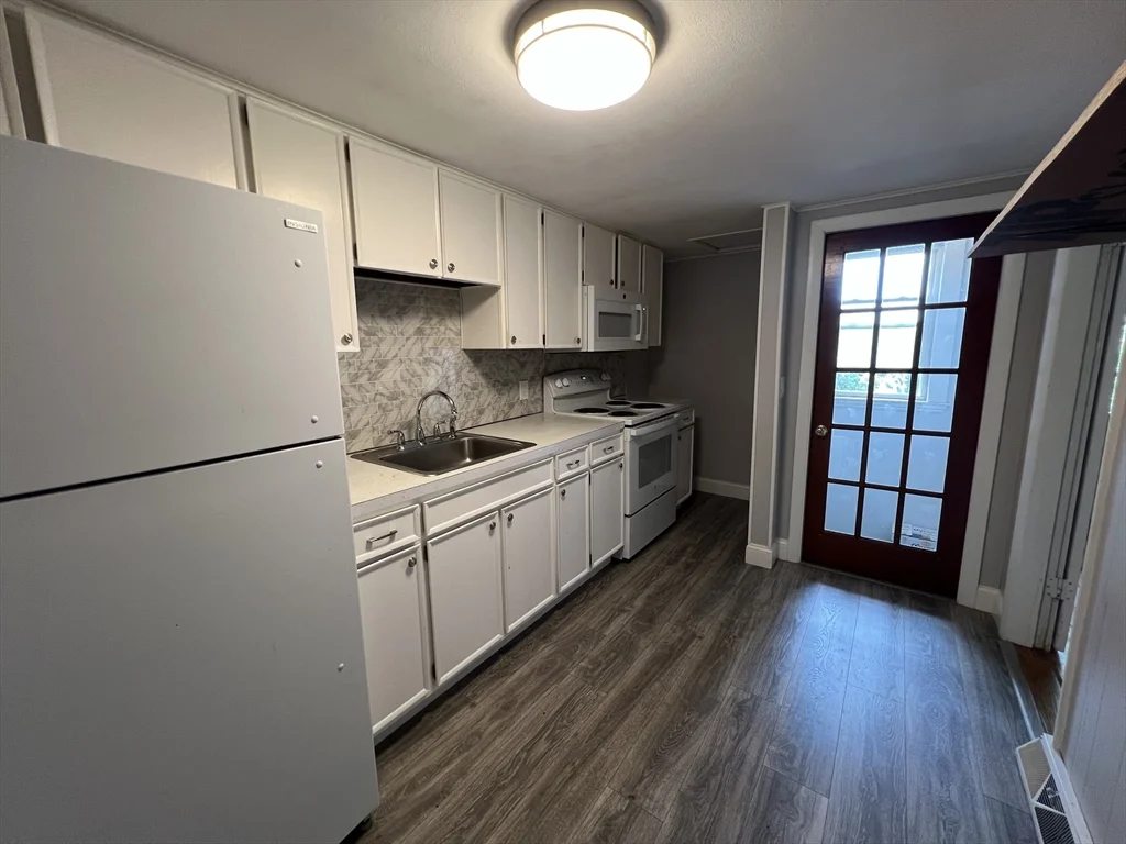2 bed, 1 bath apartment for rent at 100 Linden St Unit 3, Salem — photo 5 of 11