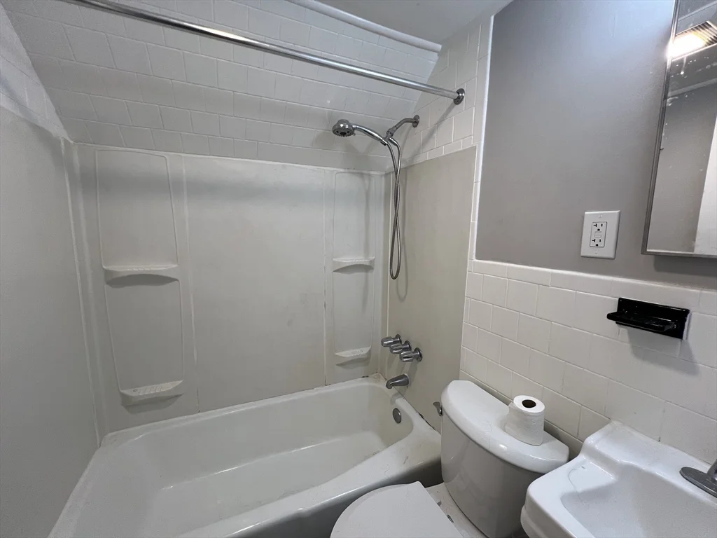 2 bed, 1 bath apartment for rent at 100 Linden St Unit 3, Salem — photo 6 of 11