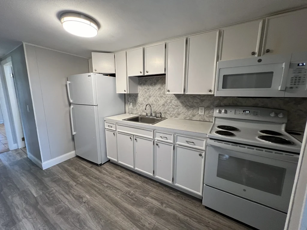 2 bed, 1 bath apartment for rent at 100 Linden St Unit 3, Salem — photo 4 of 11