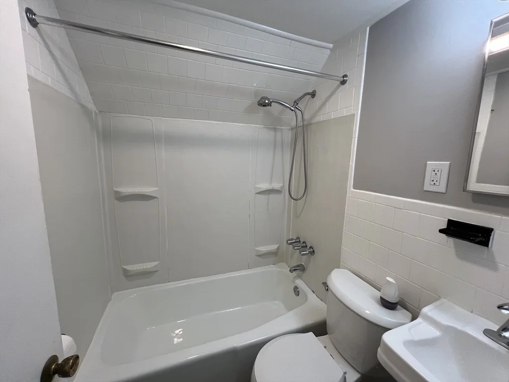 2 bed, 1 bath apartment for rent at 100 Linden St Unit C, Salem — photo 3 of 10