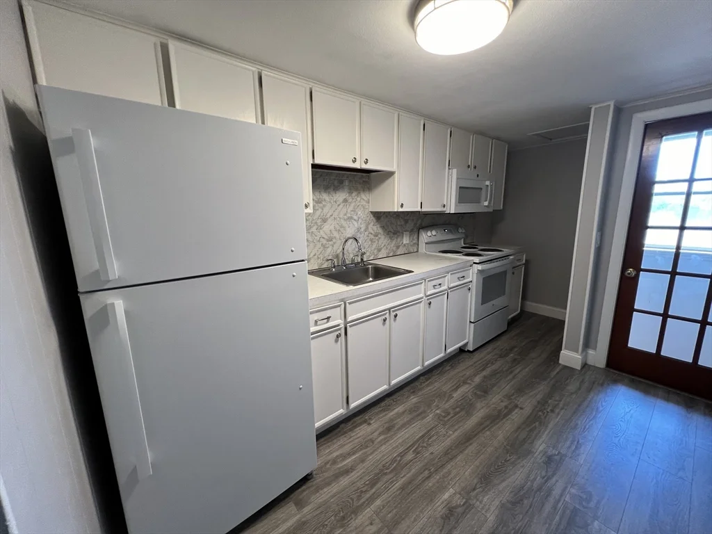 2 bed, 1 bath apartment for rent at 100 Linden St Unit C, Salem — photo 1 of 10