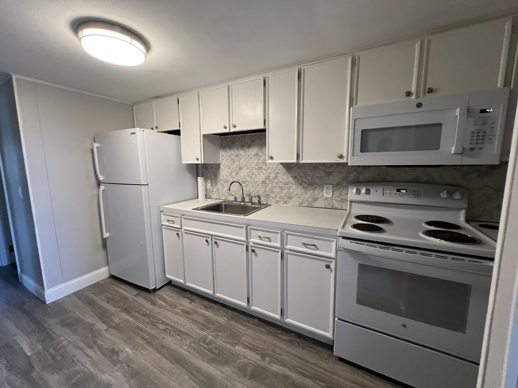 2 bed, 1 bath apartment for rent at 100 Linden St Unit C, Salem — photo 2 of 10