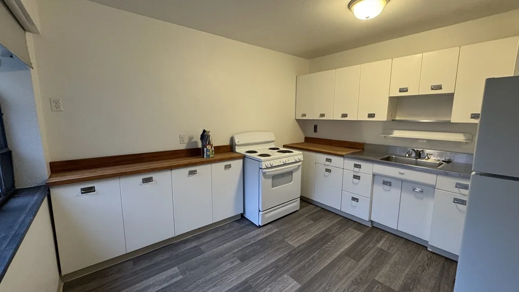 2 bed, 1 bath apartment for rent at 100 Memorial Dr Unit 0502B, Kendall Square — photo 2 of 6