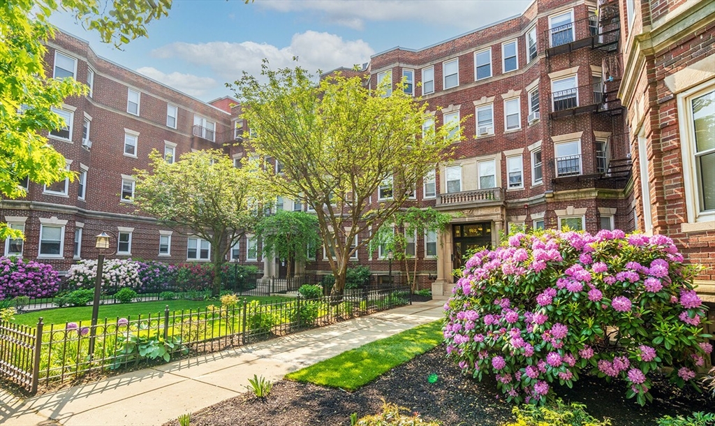 1 bed, 1 bath apartment for rent at 100 Queensberry Unit 05, Boston