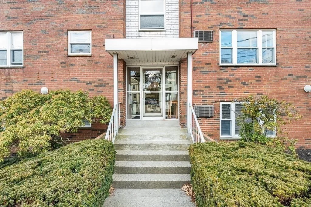 1 bed, 1 bath apartment for rent at 100 Summer St Unit 2-3, Watertown