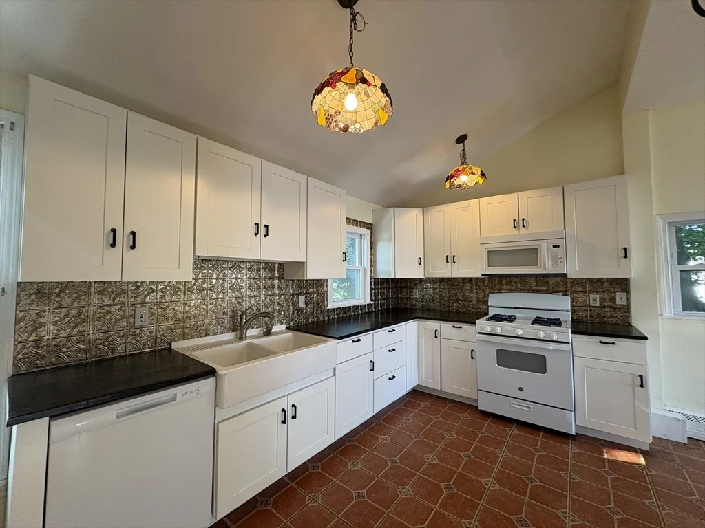3 bed, 1 bath apartment for rent at 100 Summit Ave Unit 2, Winthrop — photo 2 of 23