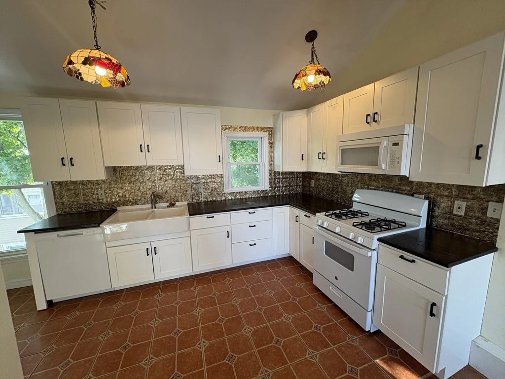 3 bed, 1 bath apartment for rent at 100 Summit Ave Unit 2, Winthrop — photo 4 of 23