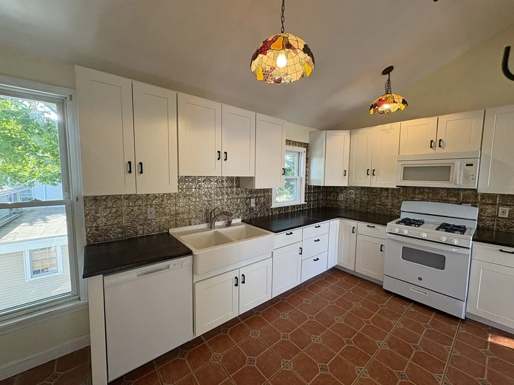 3 bed, 1 bath apartment for rent at 100 Summit Ave Unit 2, Winthrop — photo 1 of 23