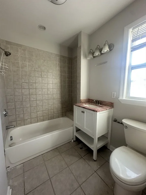 3 bed, 1 bath apartment for rent at 100 Sumner St Unit 100, Quincy — photo 7 of 17