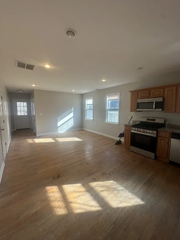3 bed, 1 bath apartment for rent at 100 Sumner St Unit 100, Quincy — photo 2 of 17