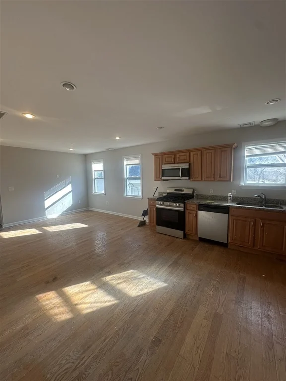 3 bed, 1 bath apartment for rent at 100 Sumner St Unit 100, Quincy — photo 3 of 17
