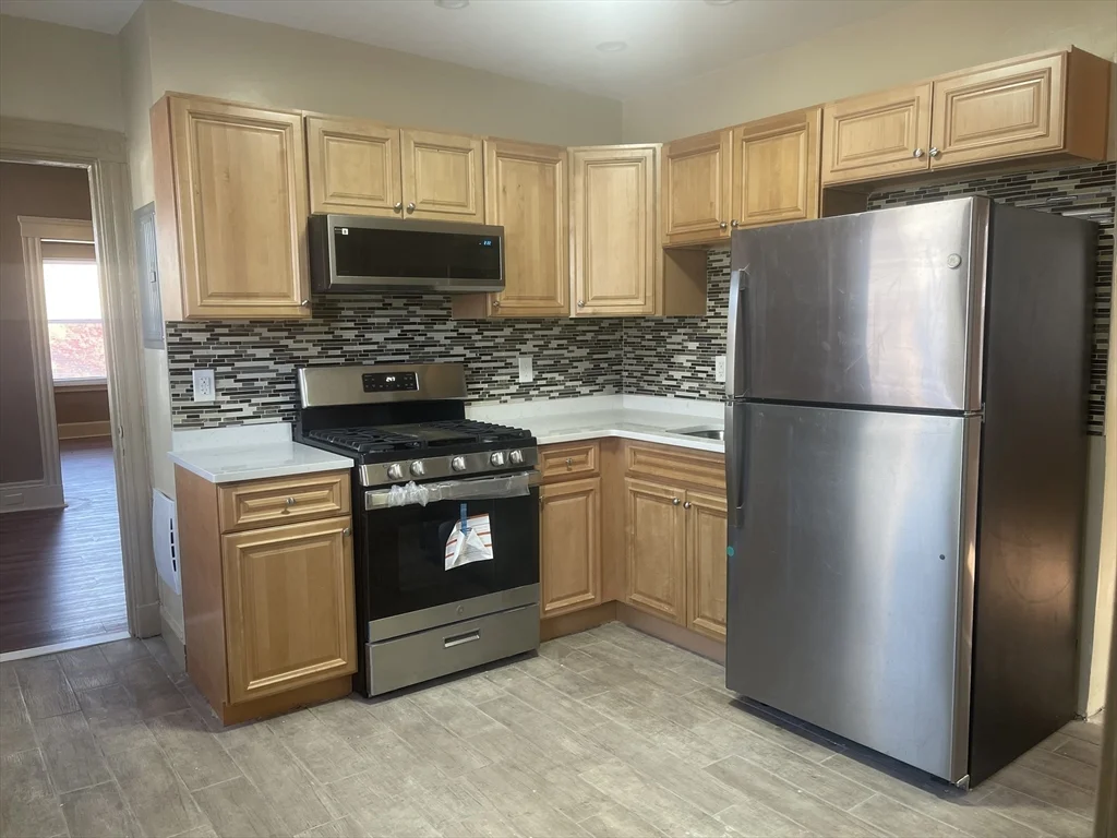 3 bed, 2 bath apartment for rent at 1002 River St Unit 2, Hyde Park — photo 3 of 12