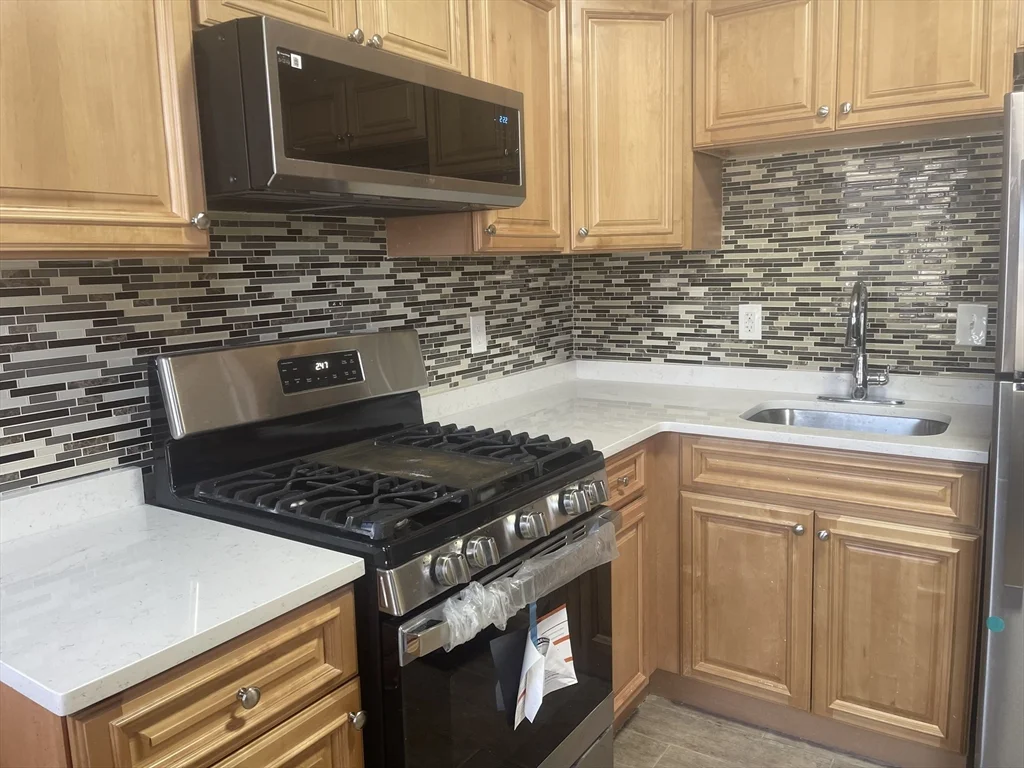 3 bed, 2 bath apartment for rent at 1002 River St Unit 2, Hyde Park — photo 2 of 12