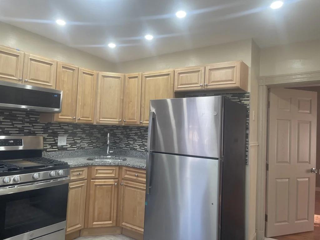 4 bed, 2 bath apartment for rent at 1002 River St Unit 3, Hyde Park — photo 4 of 11