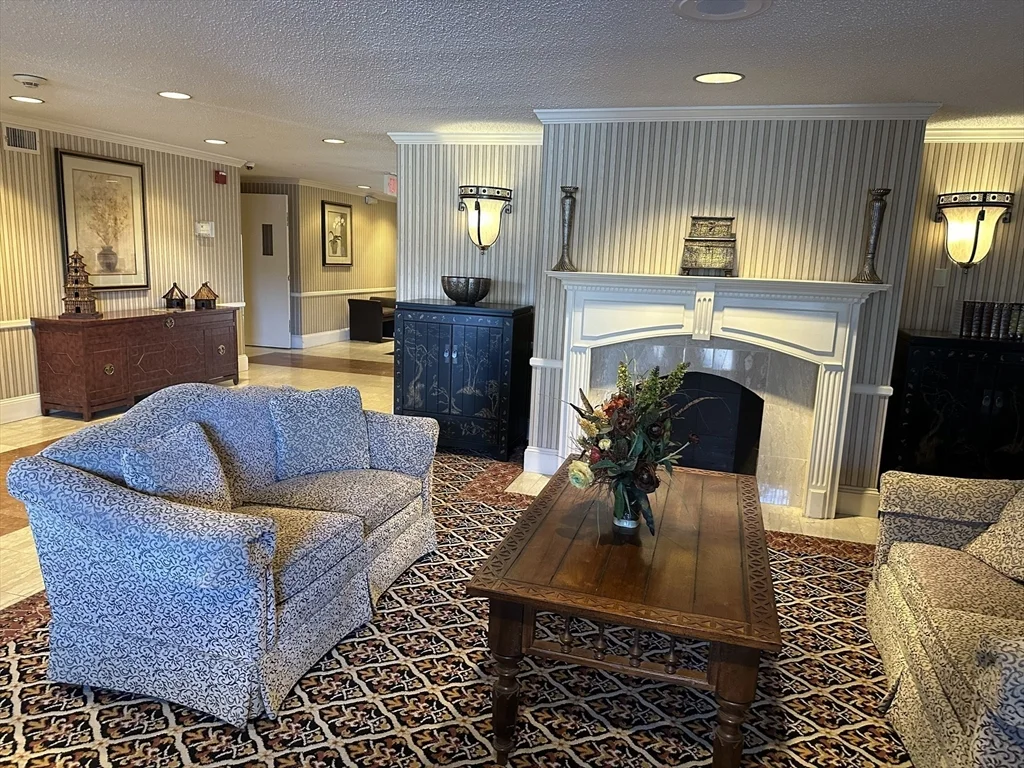 1 bed, 1 bath apartment for rent at 1004 Paradise Rd Unit 1-K, Swampscott — photo 3 of 25