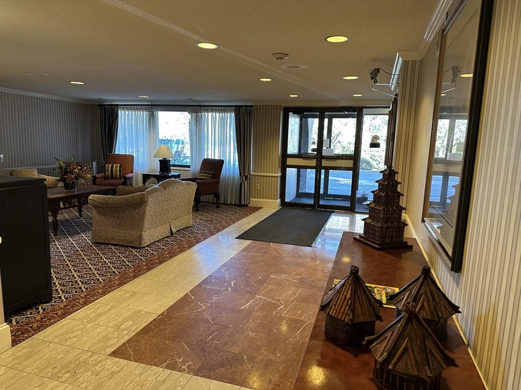 1 bed, 1 bath apartment for rent at 1004 Paradise Rd Unit 1-K, Swampscott — photo 2 of 25