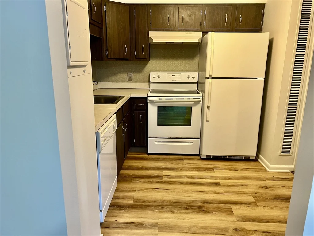 1 bed, 1 bath apartment for rent at 1004 Paradise Rd Unit 1L, Swampscott — photo 18 of 27