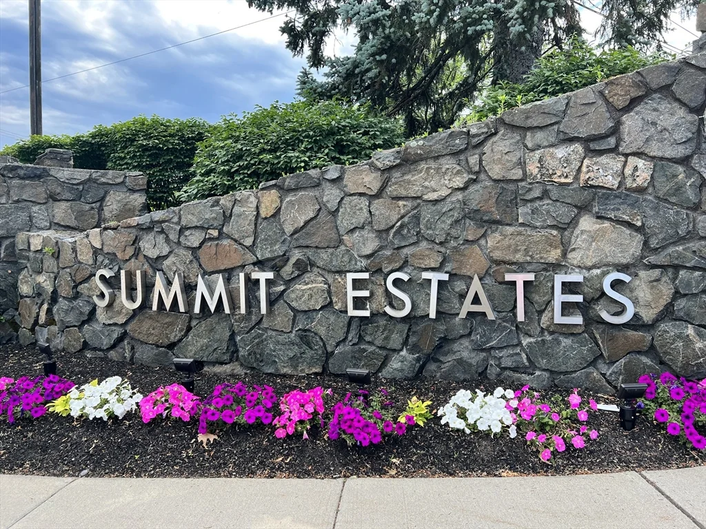 1 bed, 1 bath apartment for rent at 1004 Paradise Rd Unit 1L, Swampscott