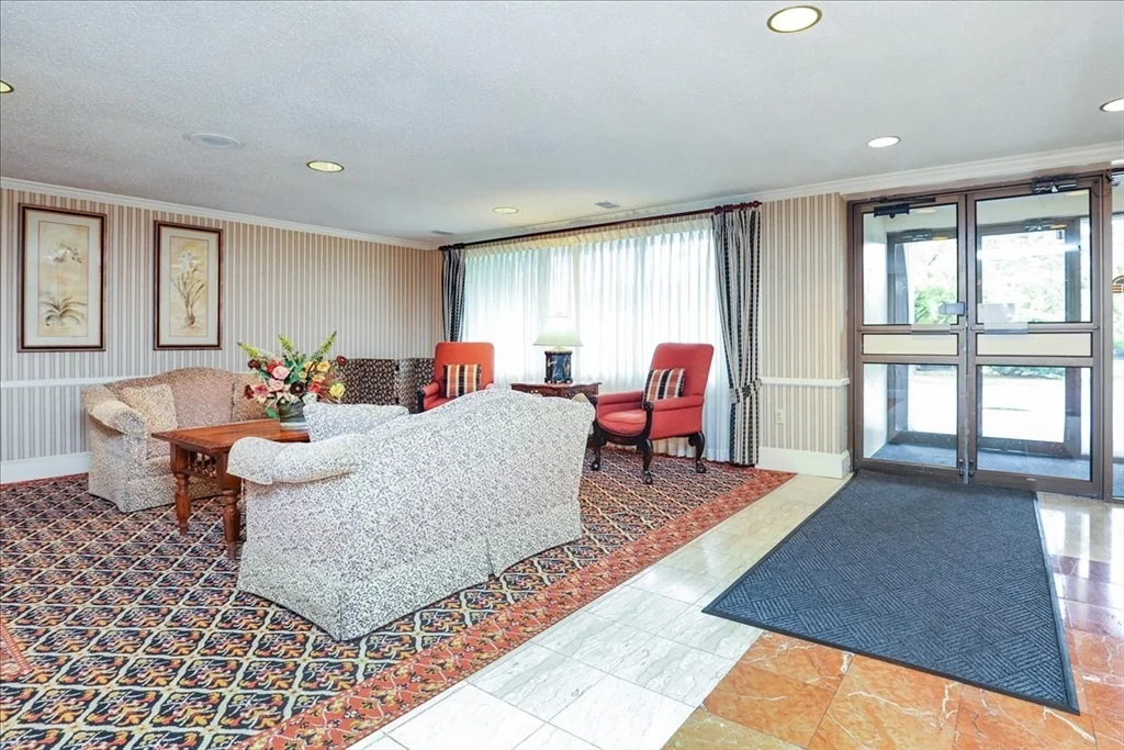 1 bed, 1 bath apartment for rent at 1004 Paradise Rd Unit 1L, Swampscott — photo 10 of 27