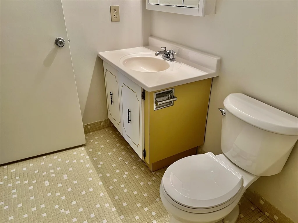 1 bed, 1 bath apartment for rent at 1004 Paradise Rd Unit 1L, Swampscott — photo 22 of 27