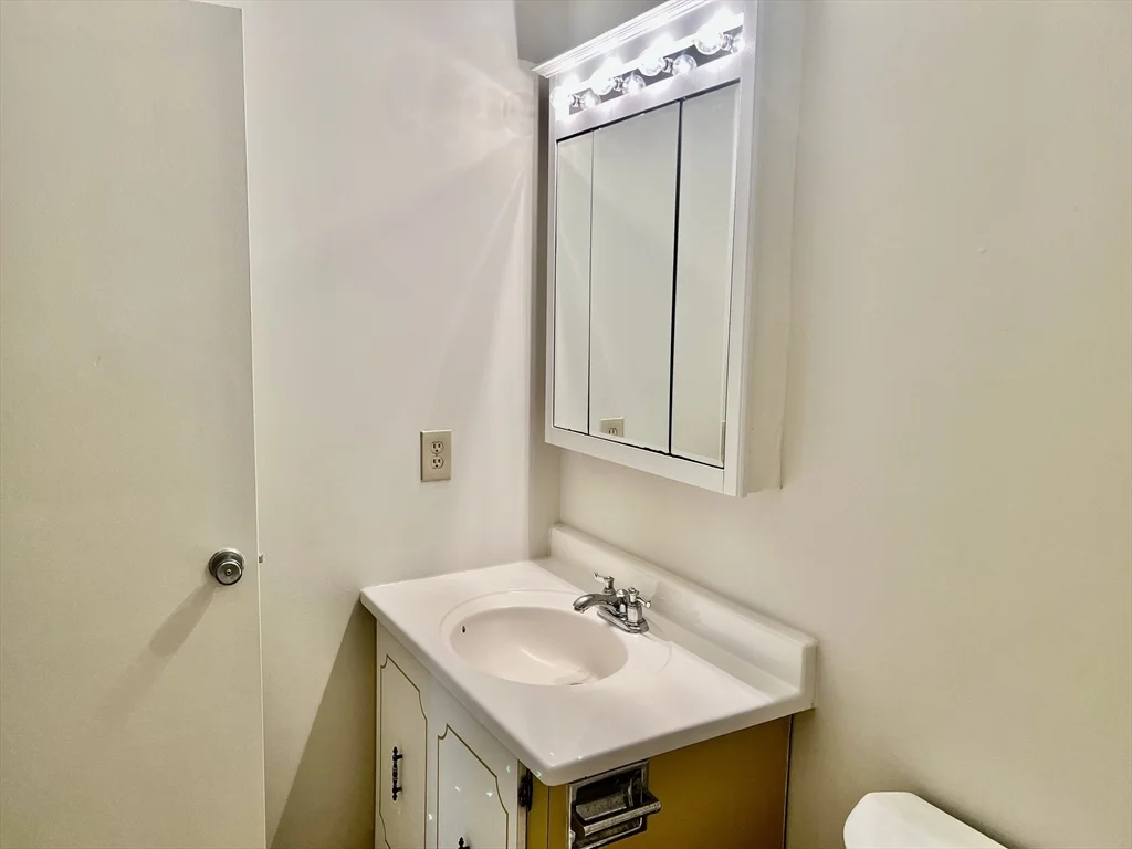 1 bed, 1 bath apartment for rent at 1004 Paradise Rd Unit 1L, Swampscott — photo 23 of 27