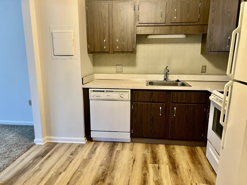 1 bed, 1 bath apartment for rent at 1004 Paradise Rd Unit 1L, Swampscott — photo 19 of 27