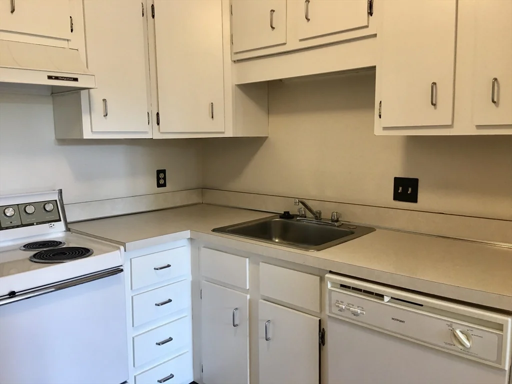 1 bed, 1 bath apartment for rent at 1006 Paradise Rd Unit 2-A, Swampscott — photo 17 of 33