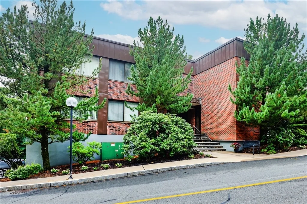 2 bed, 2 bath apartment for rent at 1006 Paradise Rd Unit 2P, Swampscott — photo 3 of 35