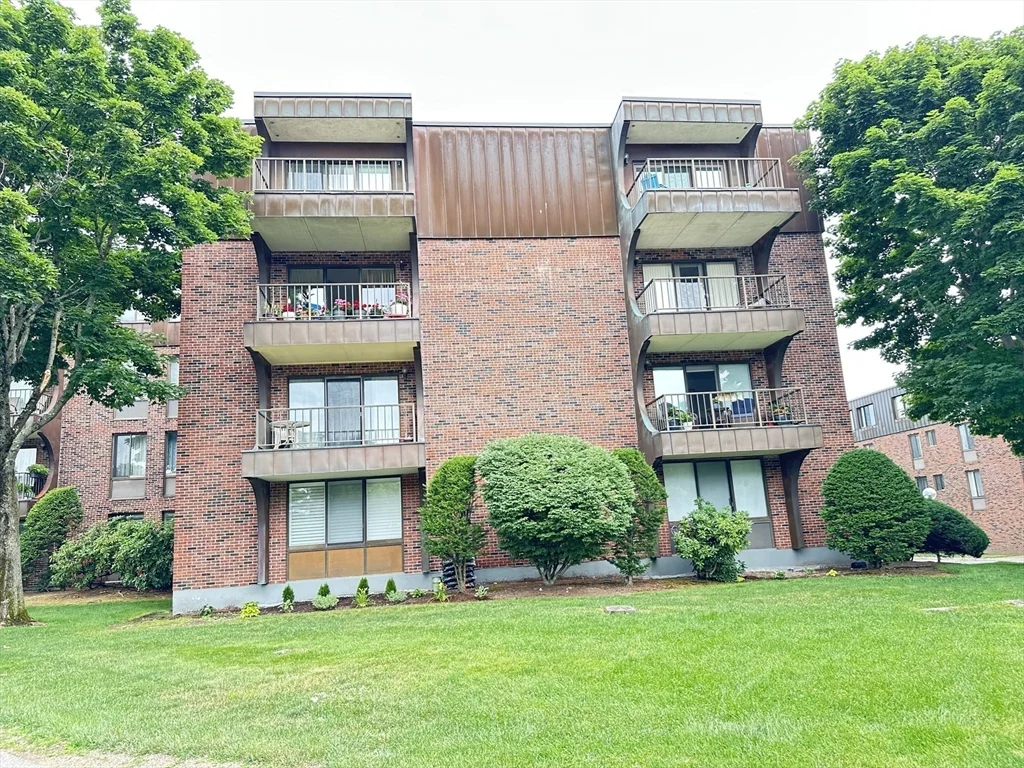 2 bed, 2 bath apartment for rent at 1006 Paradise Rd Unit PH-N, Swampscott — photo 3 of 35