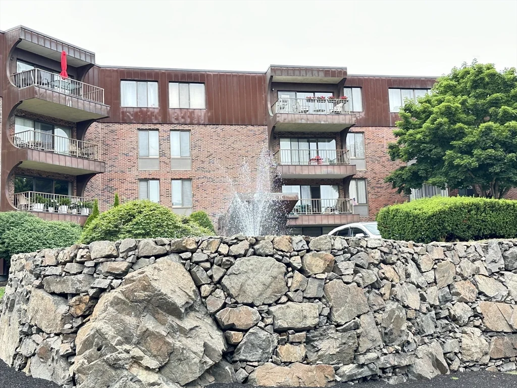 2 bed, 2 bath apartment for rent at 1006 Paradise Rd Unit PH-N, Swampscott — photo 2 of 35