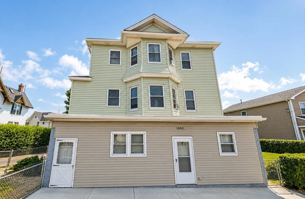 3 bed, 1 bath apartment for rent at 1008-1012 Stafford Rd Unit 2, Fall River — photo 1 of 6