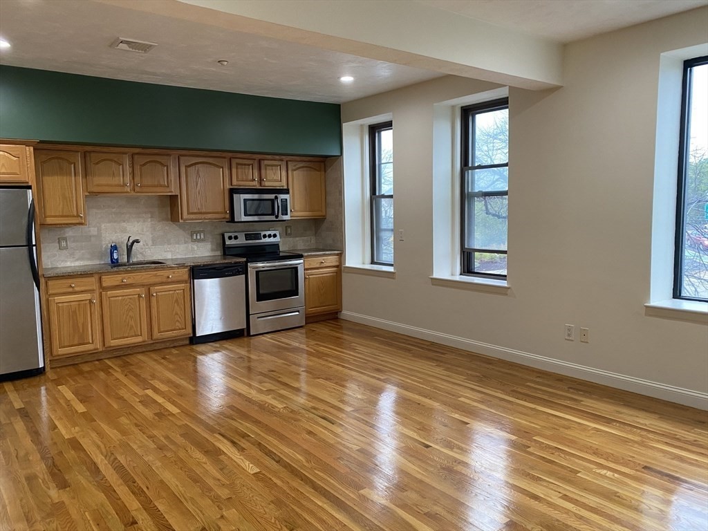 2 bed, 2 bath apartment for rent at 1008 Bennington Unit 3A, East Boston — photo 4 of 10