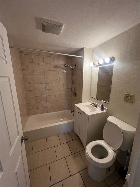 6 bed, 2 bath apartment for rent at 101 Ashland Unit 2, Malden — photo 7 of 18