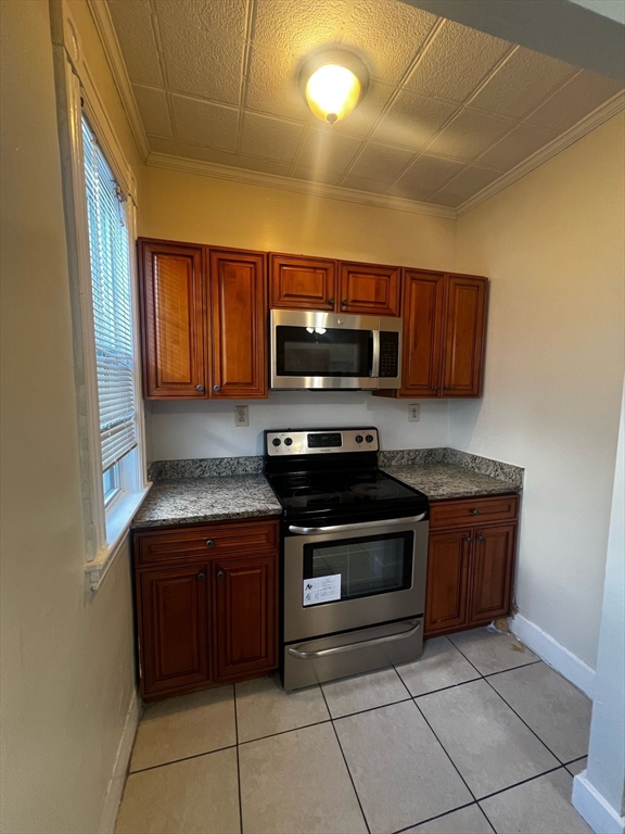 6 bed, 2 bath apartment for rent at 101 Ashland Unit 2, Malden — photo 4 of 18