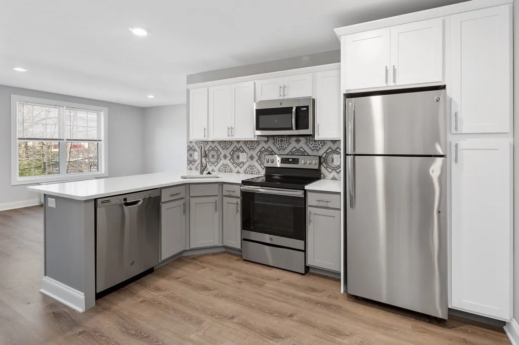 2 bed, 1 bath apartment for rent at 101 California Ave Unit 102, Quincy — photo 3 of 16