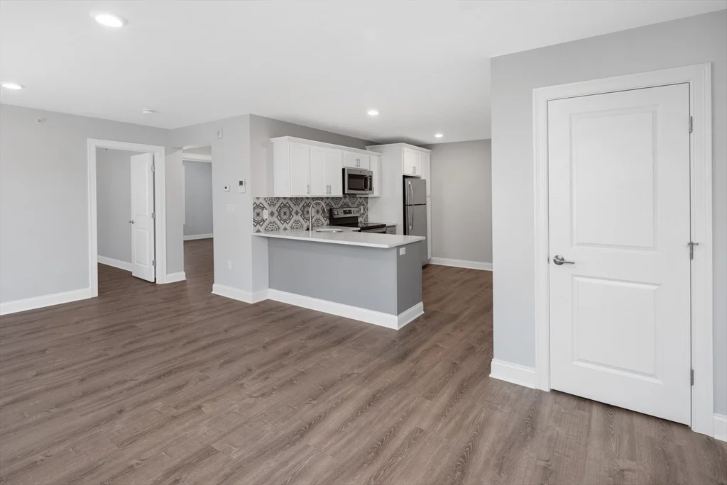 2 bed, 1 bath apartment for rent at 101 California Ave Unit 303, Quincy — photo 4 of 13