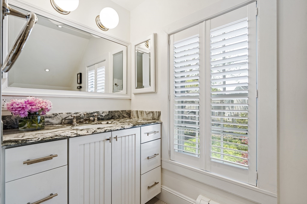 5 bed, 2 bath apartment for rent at 101 Elm St, Marblehead — photo 27 of 33