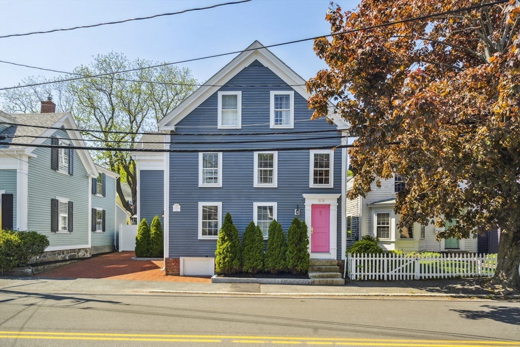 5 bed, 2 bath apartment for rent at 101 Elm St, Marblehead — photo 3 of 33