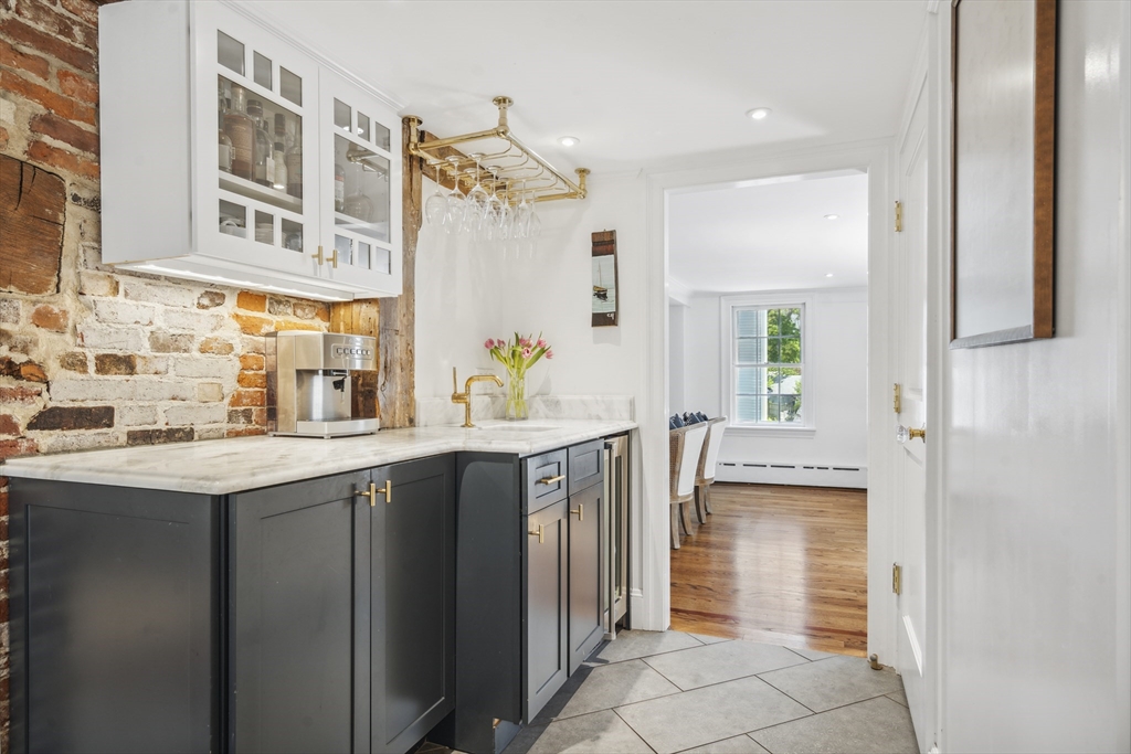 5 bed, 2 bath apartment for rent at 101 Elm St, Marblehead — photo 8 of 33