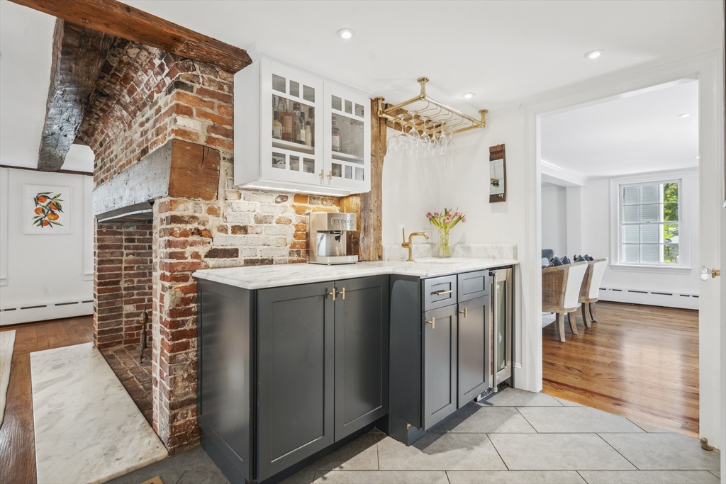 5 bed, 2 bath apartment for rent at 101 Elm St, Marblehead — photo 5 of 33