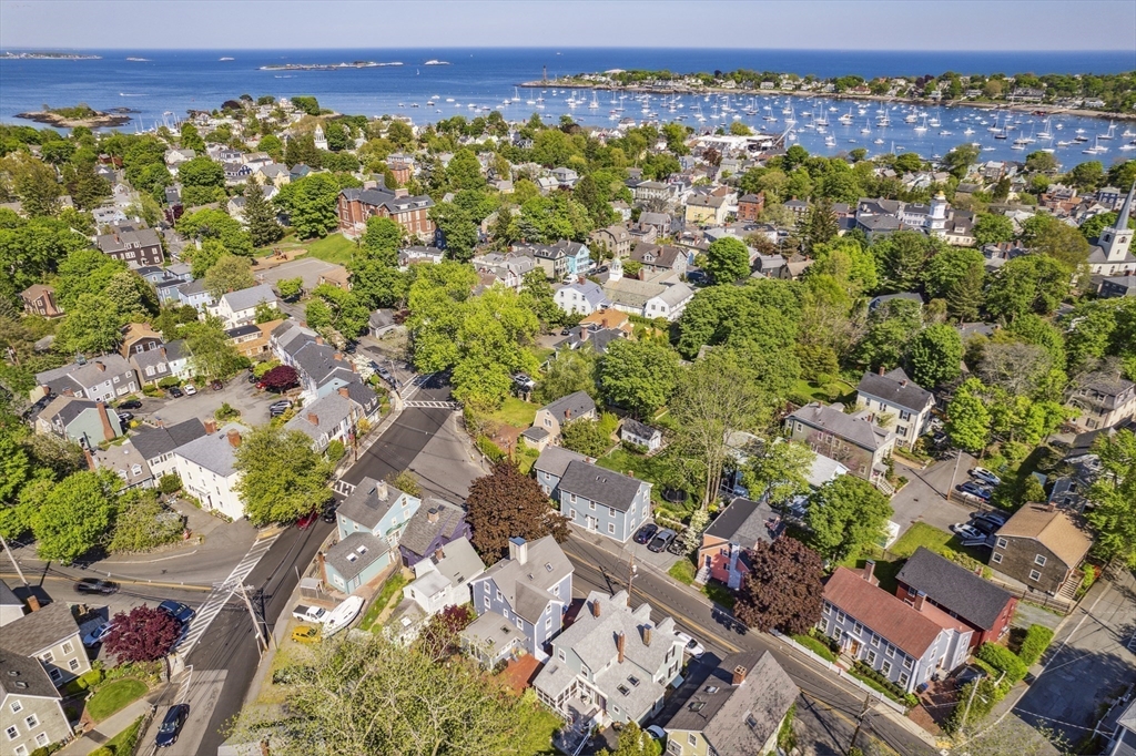 5 bed, 2 bath apartment for rent at 101 Elm St, Marblehead — photo 4 of 33