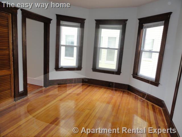 4 bed, 1 bath apartment for rent at 101 Heath St Unit 1, Winter Hill — photo 8 of 10