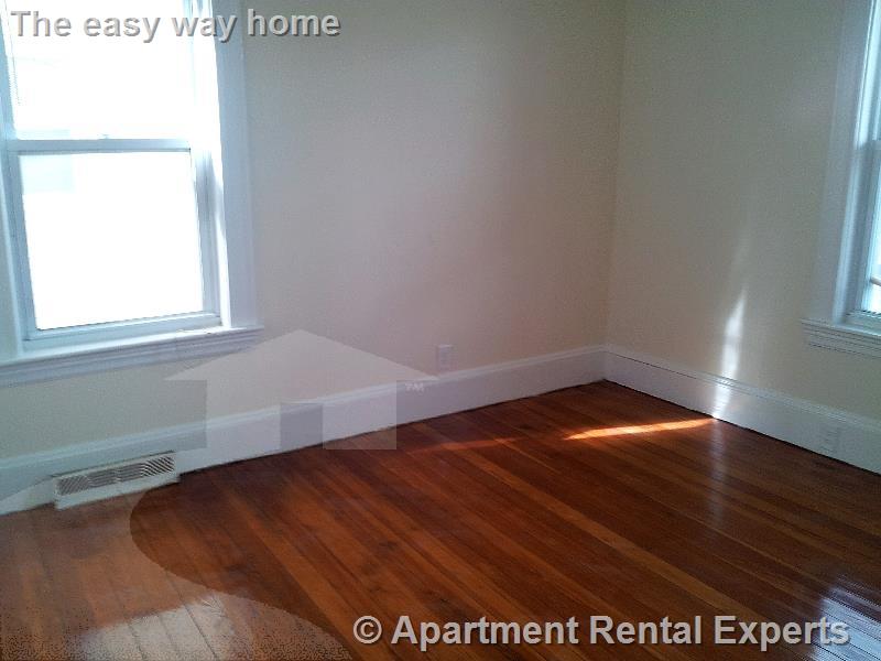 4 bed, 1 bath apartment for rent at 101 Heath St Unit 1, Winter Hill — photo 4 of 10