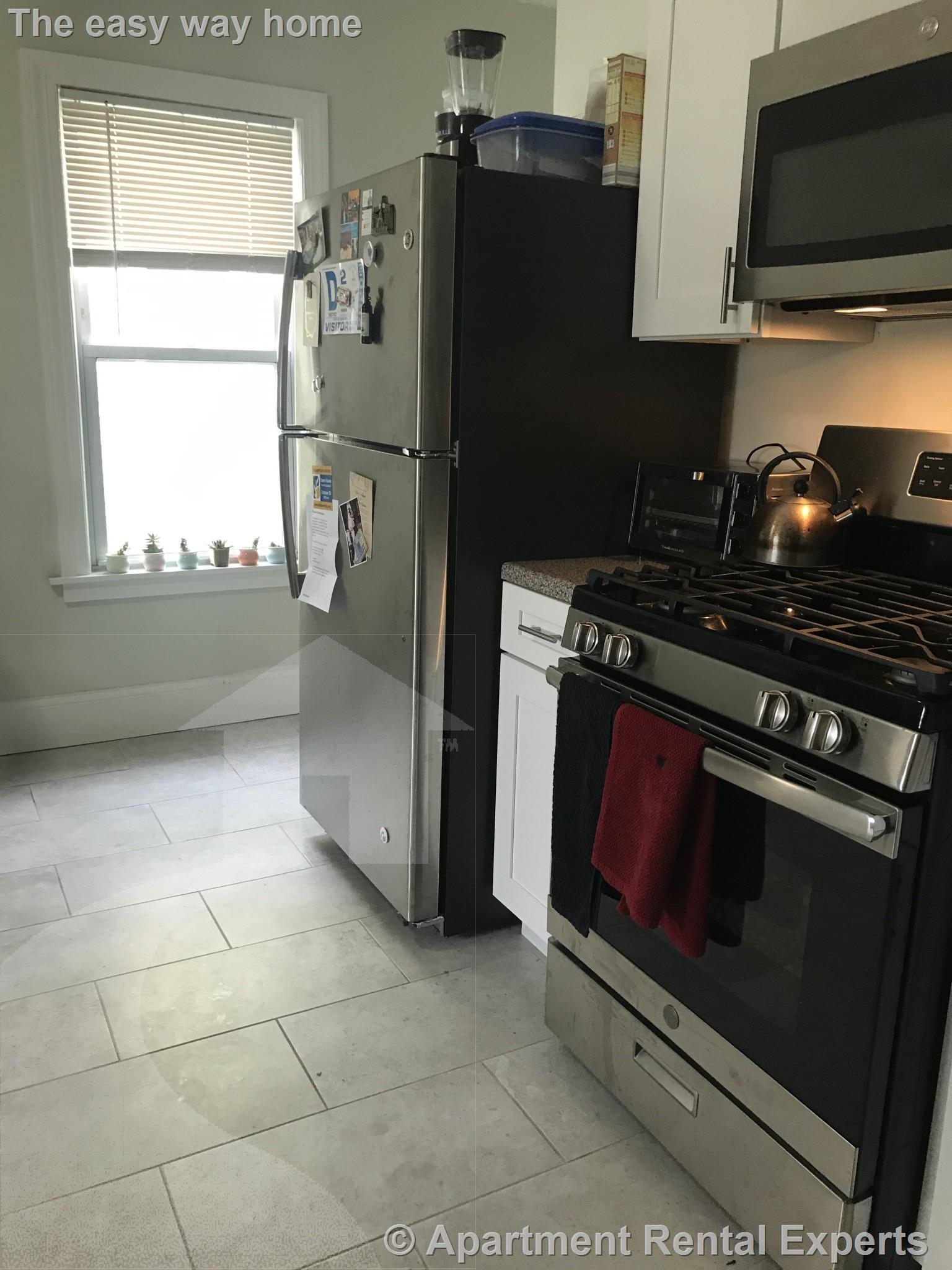 4 bed, 1 bath apartment for rent at 101 Heath St Unit 2, Winter Hill — photo 2 of 9