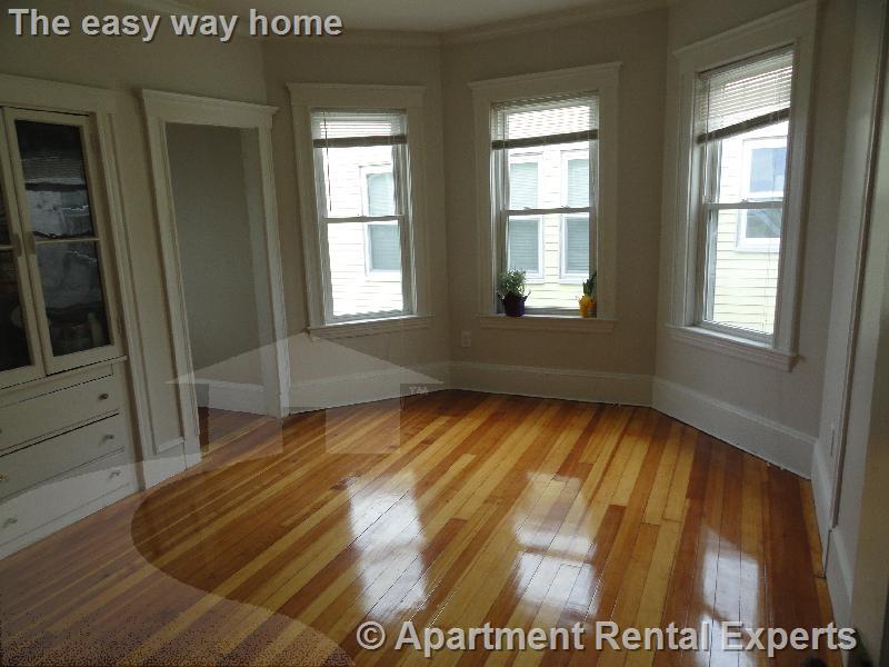 4 bed, 1 bath apartment for rent at 101 Heath St Unit 2, Winter Hill — photo 5 of 9